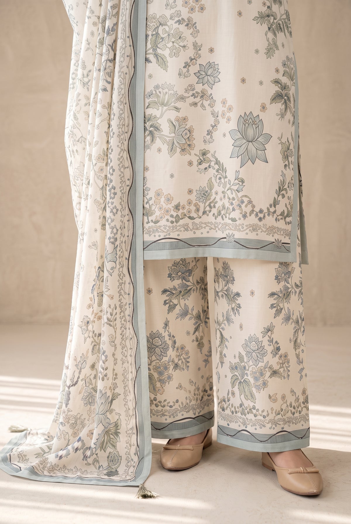 Neelofar - Ivory Poly Lawn 3 Piece Printed Suit